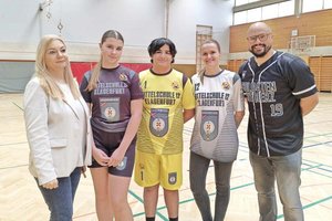 v.l.: Direktorin Birgit Media, Schülerin Ena, Schüler Ahmed, Pädagogin Julia Ebner sowie Unterstützer John Patrick Platzer. Foto: Soldaten mit Herz