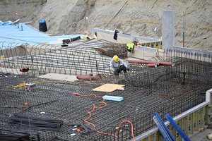 Die Bodenplatte für das neue Klagenfurter Hallenbad wird aus Stahlbeton errichtet. Foto: STW