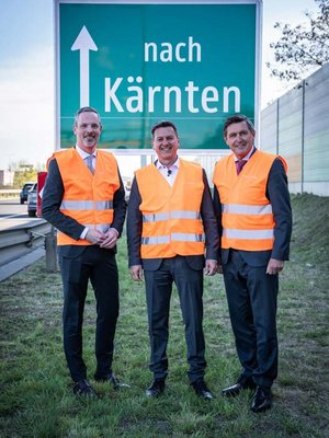 „Nach Kärnten“: LH Daniel Fellner ließ Wiens schönste Tafel wieder aufstellen. Foto: BMIMI/Holzer