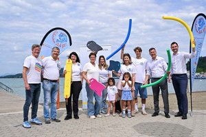 LH Daniel Fellner, LR.in Beate Prettner, LR Peter Reichmann, Landessportdirektor Arno Arthofer und Verantwortliche präsentieren die Kärntner Schwimmoffensive. Foto: LPD Kärnten/Bauer