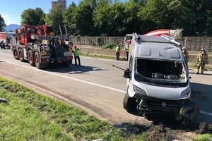 Klagenfurter verunglückte mit seinem Transporter auf der A2 bei Pörtschach. Foto: Berufsfeuerwehr Klagenfurt