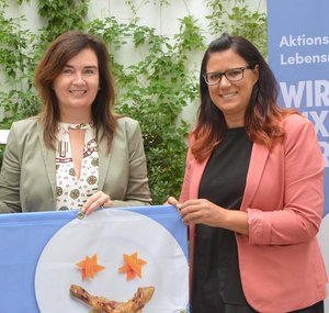 Kaufmännische Direktorin Mag. Dr. Elke Haber, MBA mit Umweltlandesrätin Mag. Sara Schaar im Elisabethinen Krankenhaus Klagenfurt. Foto: EKH
