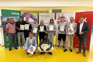 Das Team der Schuldnerberatung Kärnten mit Landesrat Daniel Fellner in der Polytechnischen Schule. Foto: Büro LR Fellner