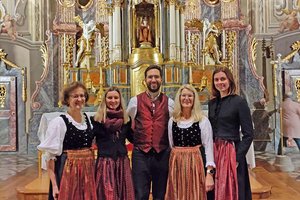 Auch der Kärntner Harfenklang unter der Leitung von Eveline Schuler nimmt beim Mariensingen im Klagenfurter Dom teil. Foto: zVg