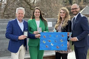 Die Bürgermeister Herbert Gaggl (Moosburg) und Silvia Häusl-Benz (Pörtschach), Wandelstern-Obfrau Bernadette Hartl und Sternenbank-Namensgeber John Patrick Platzer. Foto: Soldaten mit Herz/James Platzer