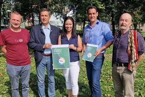 v.l.n.r: Christian Salmhofer (Klimabündnis), Hans Kreschischnig (Bio Austria Kärnten), Astrid Brunner (ARGE Kärntner Bäuerinnen), Bernhard Rebernig (Ökosoziales Forum Kärnten), Franz Zlanabitnig (Verein des Klimarates der BürgerInnen). Foto: ÖSF 