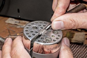 Jetzt gibts Lindwurm-Armbänder in der Tourismus-Information am Neuen Platz, Foto: Tourismus Information Klagenfurt