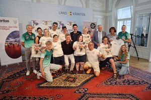 Die Sportlerinnen und Sportler der Kugis und VST mit Landessportdirektor Arno Arthofer, Caritas Direktor Ernst Sandriesser und LH Peter Kaiser. Foto: LPD Kärnten/Just 