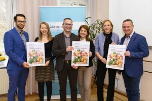 Gesundheitsreferent Stadtrat Mag. Franz Petritz, Stadtphysika Dr. Birgit Trattler und Diätologin Dr. Jutta Hafner-Sorger mit Dr. Achim Görgei und Diätologin Caroline Burgstaller vom Klinikum Klagenfurt. Foto: StadtKommunikation / Hude