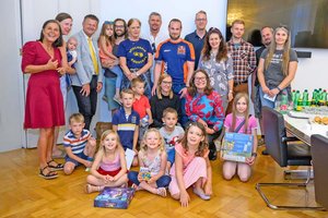 Bürgermeister Christian Scheider und Familienreferentin Stadträtin DI Constance Mochar begrüßten die Gewinner im Rathaus. Foto: StadtKommunikation/Hude