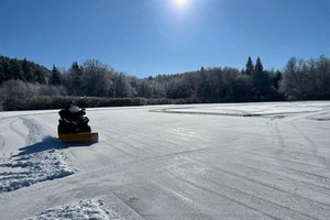 Das Schnee-Wasser-Gemisch ist aufgrund der Eiseskälte über Nacht durchgefroren. Heute wurden die Eisbahnen präpariert und sind ab sofort zum Eislaufen freigegeben. Foto: Eislaufverein Wörthersee