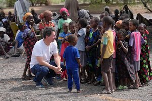 Caritasdirektor Ernst Sandriesser hat in Kenia die vielfältigen Projekte der Caritas Kärnten besucht und ist dabei mit vielen Menschen ins Gespräch gekommen, die im Kampf ums Überleben dringend auf Hilfe angewiesen sind. Foto: PACIDA