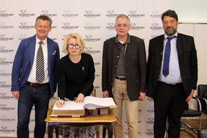 Bürgermeister Christian Scheider und Vizebürgermeister MMag. Alexander Kastner begrüßen die Botschafterin aus Litauen, Lina Rukšteliene und Honorarkonsul Ulrich Ludwig Salburg im Rathaus. Foto: StadtKommunikation