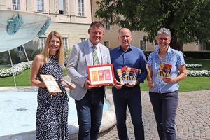 Die Künstlerin Monika Sickl, Bürgermeister Christian Scheider, Joachim Katzenberger MA (Leiter Abteilung Soziales) und Seniorenbeauftragte Mag. Karin Ertl präsentieren das neue Seniorenprogramm. Foto: StadtKommunikation