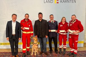 Übergabe der ersten Starnacht-Tickets an Vertreterinnen und Vertreter der Rettungshundebrigade, der Feuerwehr und des Roten Kreuz von LR Daniel Fellner und Gerfried Zmölnig. Foto: Büro LR Fellner