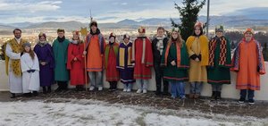Ein Teil der Gurnitzer Sternsinger mit Pfarrer Bernd Wegscheider und Ministrantin Sarah Ellersdorfer. Foto: Petrovic