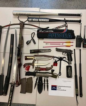 Waffen und Armbinde mit Hakenkreuz-Symbol in Wohnung gefunden. Foto: Polizei Kärnten